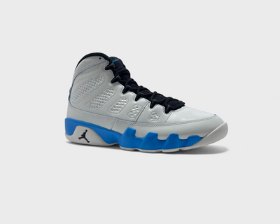 Nike Air Jordan 9 Retro Powder Blue Sneaker weiß blau schräg von vorne
