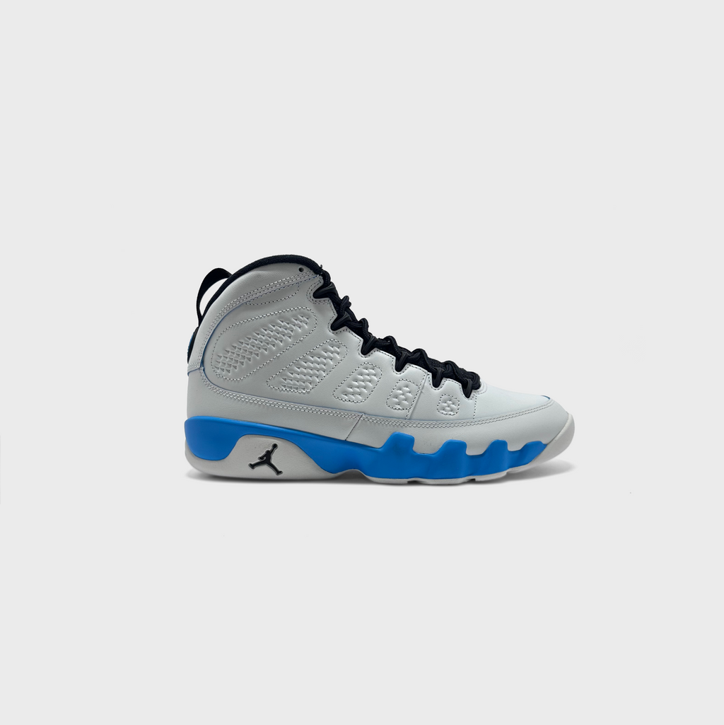 Nike Air Jordan 9 Retro Powder Blue Sneaker weiß blau Außenseite Seitenansicht

