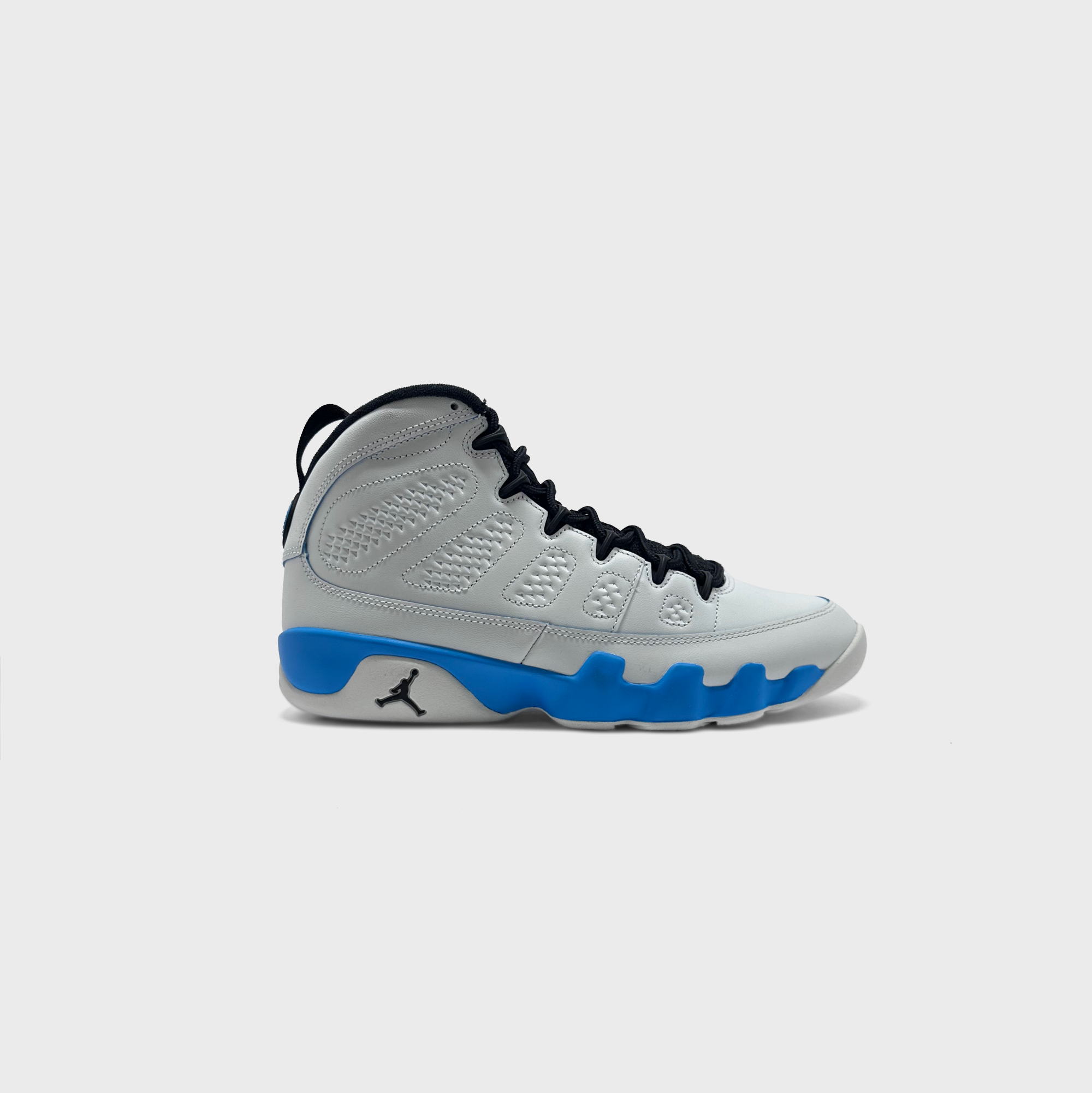 Nike Air Jordan 9 Retro Powder Blue Sneaker weiß blau Außenseite Seitenansicht
