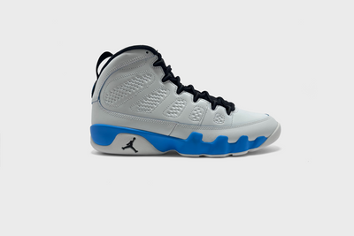 Nike Air Jordan 9 Retro Powder Blue Sneaker weiß blau Außenseite Seitenansicht
