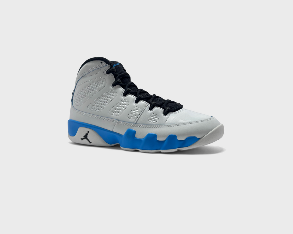 Nike Air Jordan 9 Retro Powder Blue Sneaker weiß blau schräg von vorne
