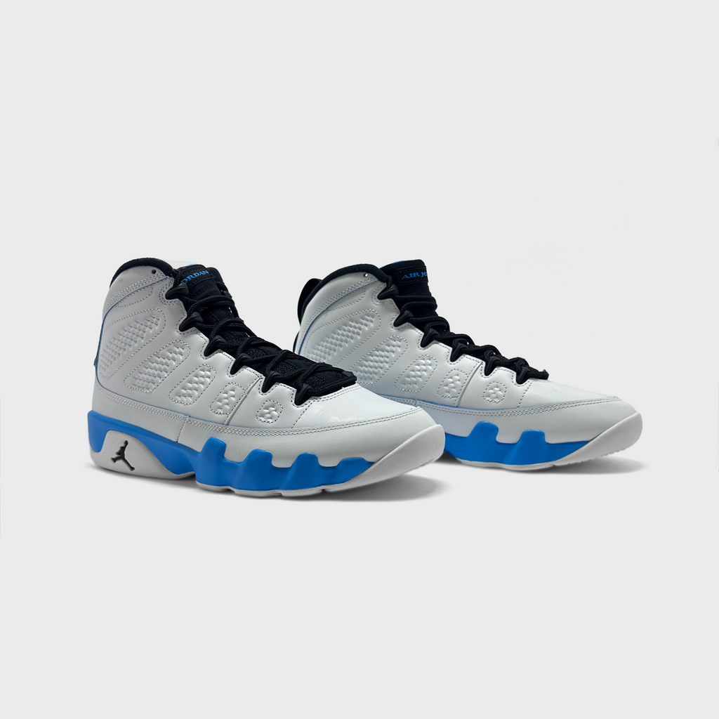 Nike Air Jordan 9 Retro Powder Blue Sneaker weiß blau Paar schräg von vorne
