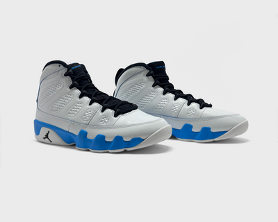 Nike Air Jordan 9 Retro Powder Blue Sneaker weiß blau Paar schräg von vorne
