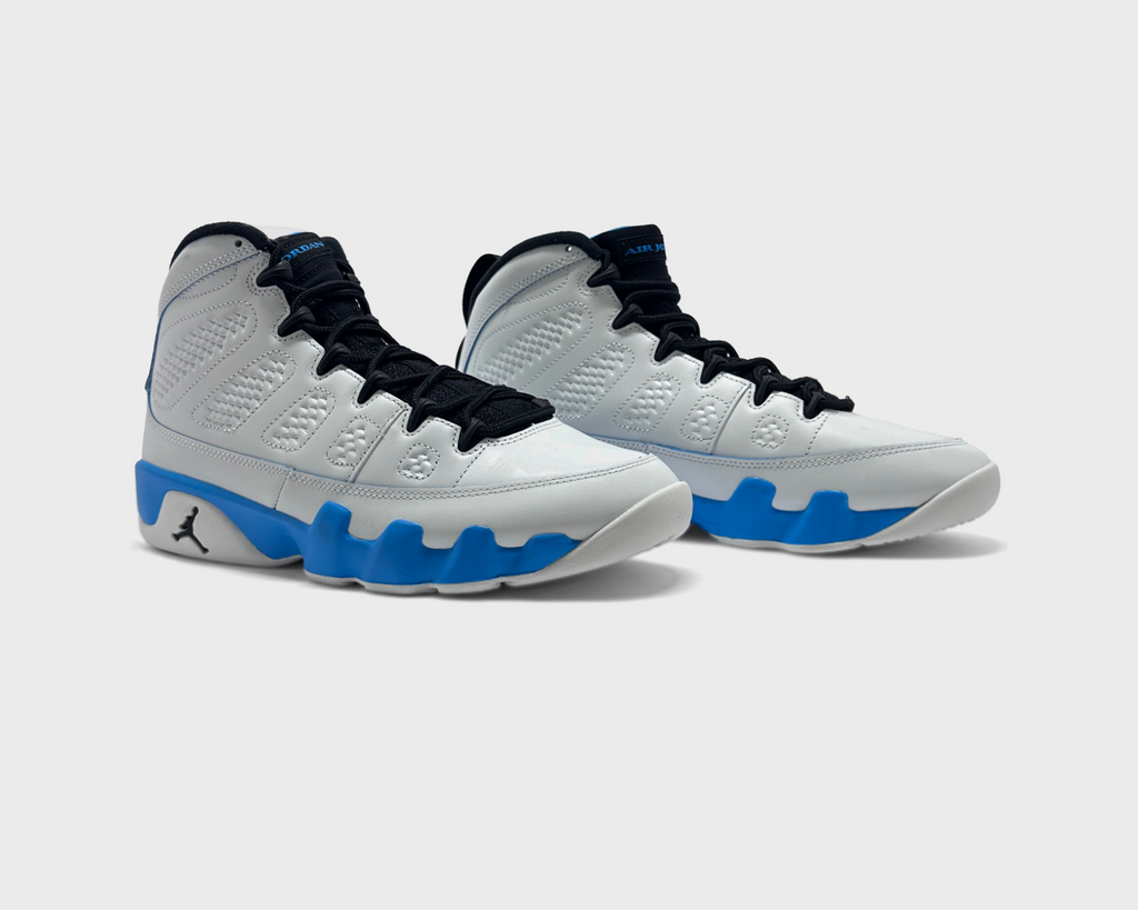 Nike Air Jordan 9 Retro Powder Blue Sneaker weiß blau Paar schräg von vorne