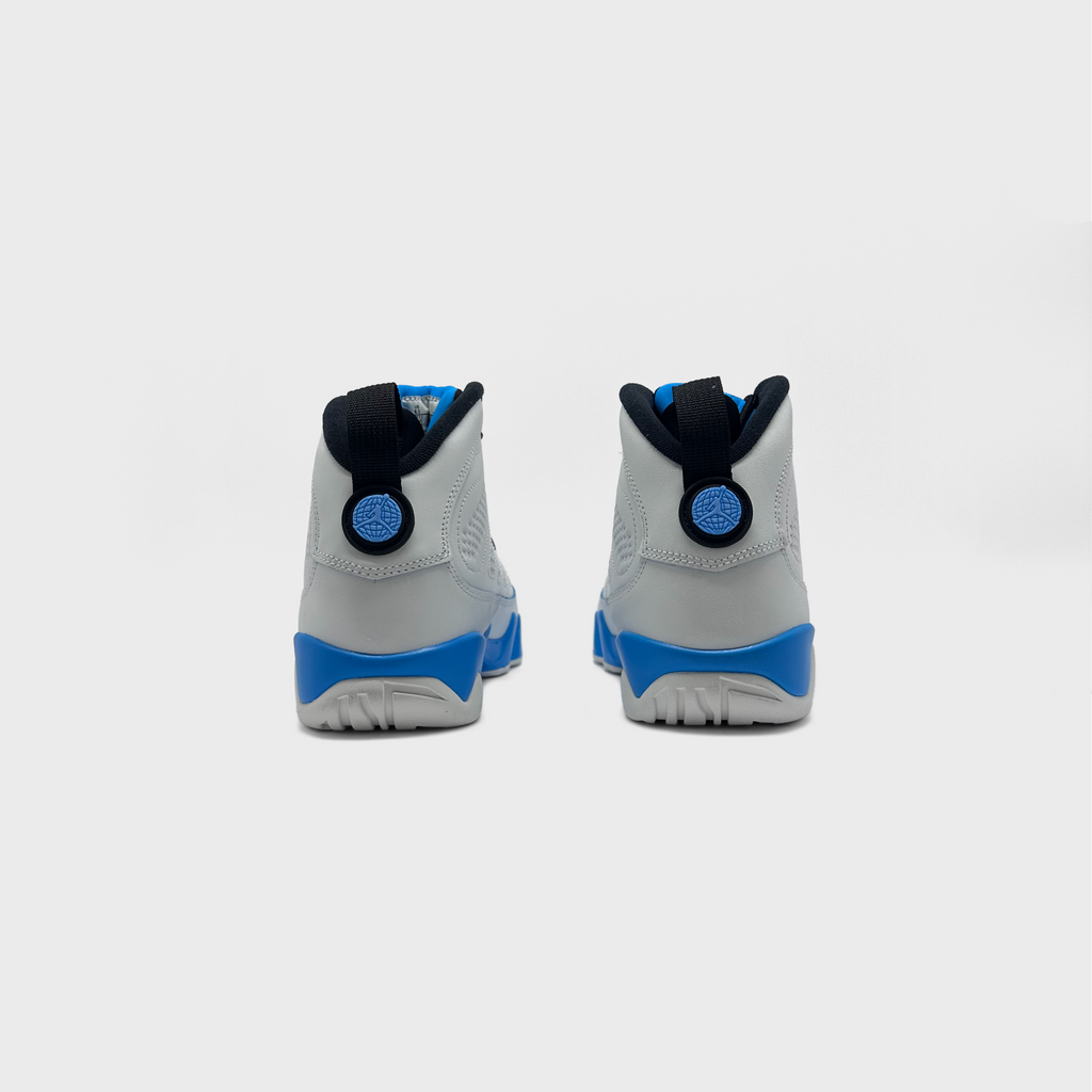 Nike Air Jordan 9 Retro Powder Blue Sneaker weiß blau Sneaker Paar Rückansicht
