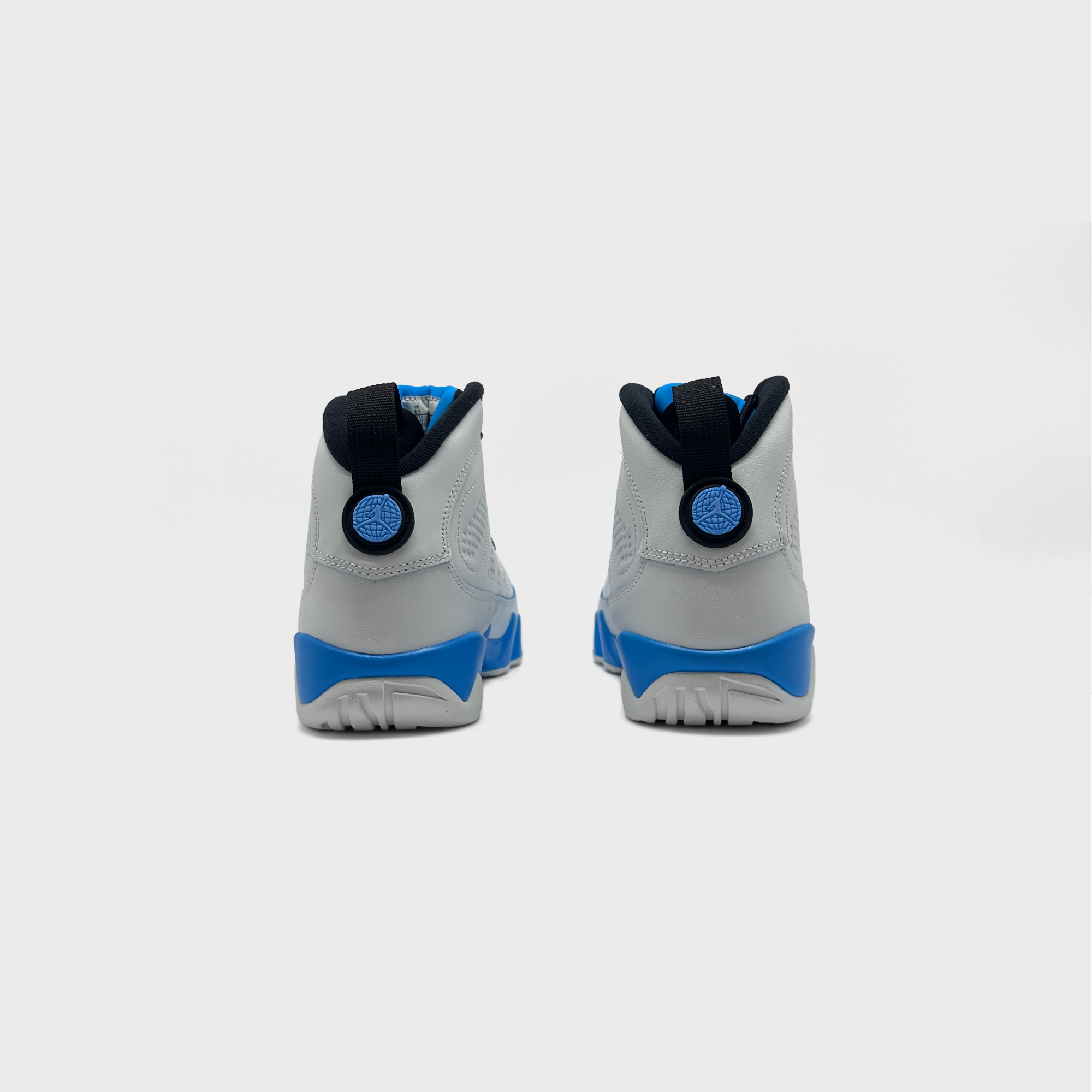 Nike Air Jordan 9 Retro Powder Blue Sneaker weiß blau Sneaker Paar Rückansicht
