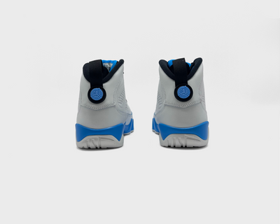 Nike Air Jordan 9 Retro Powder Blue Sneaker weiß blau Sneaker Paar Rückansicht
