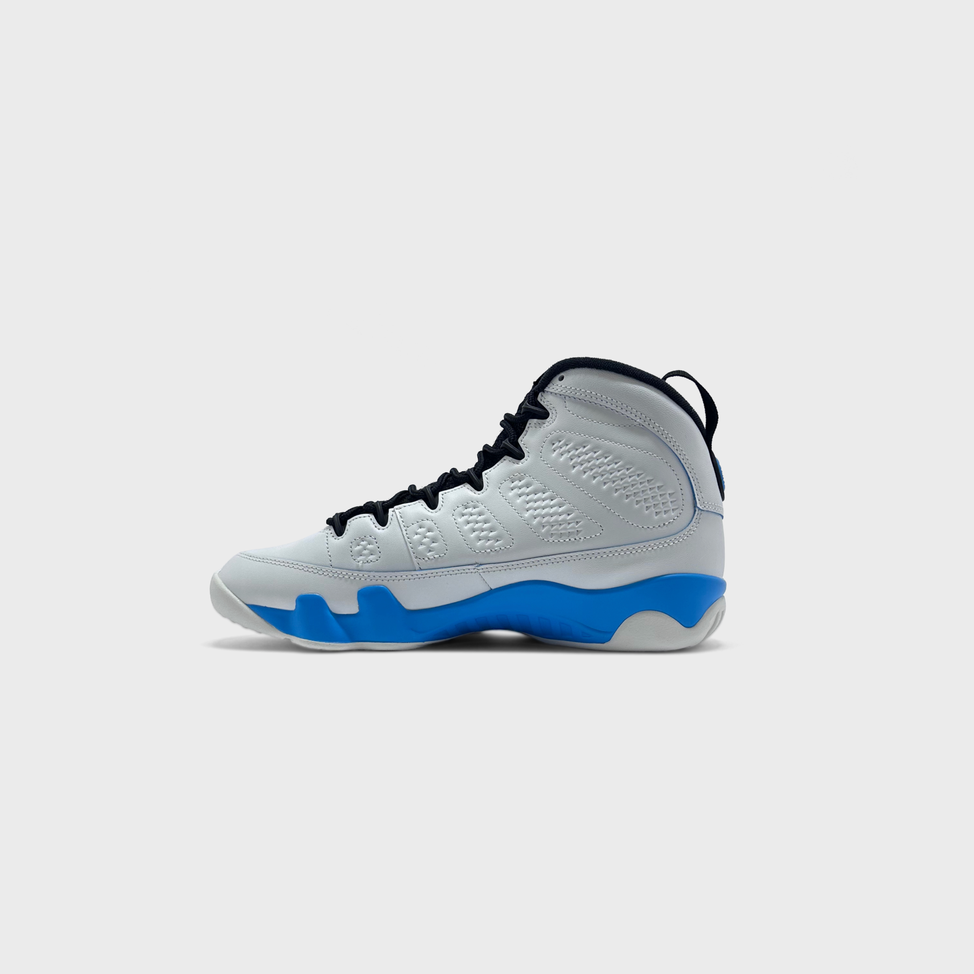 Nike Air Jordan 9 Retro Powder Blue Sneaker weiß blau Innenseite Seitenansicht
