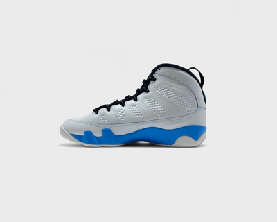 Nike Air Jordan 9 Retro Powder Blue Sneaker weiß blau Innenseite Seitenansicht

