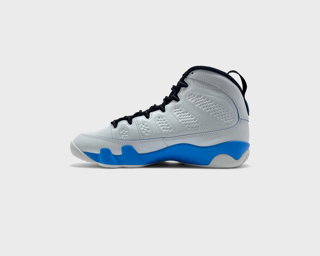 Nike Air Jordan 9 Retro Powder Blue Sneaker weiß blau Innenseite Seitenansicht