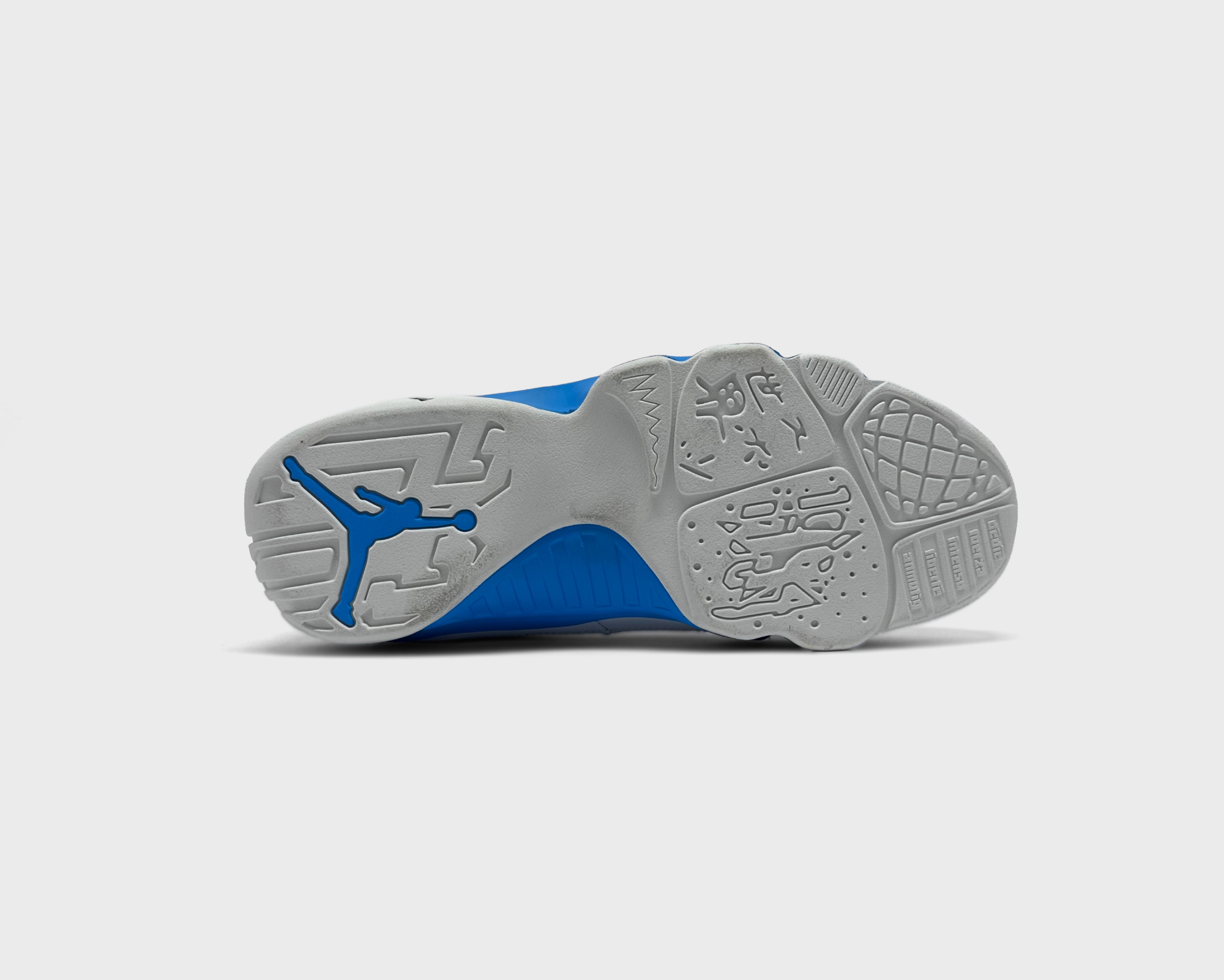 Nike Air Jordan 9 Retro Powder Blue Sneaker weiß blau Sohle Unterseite
