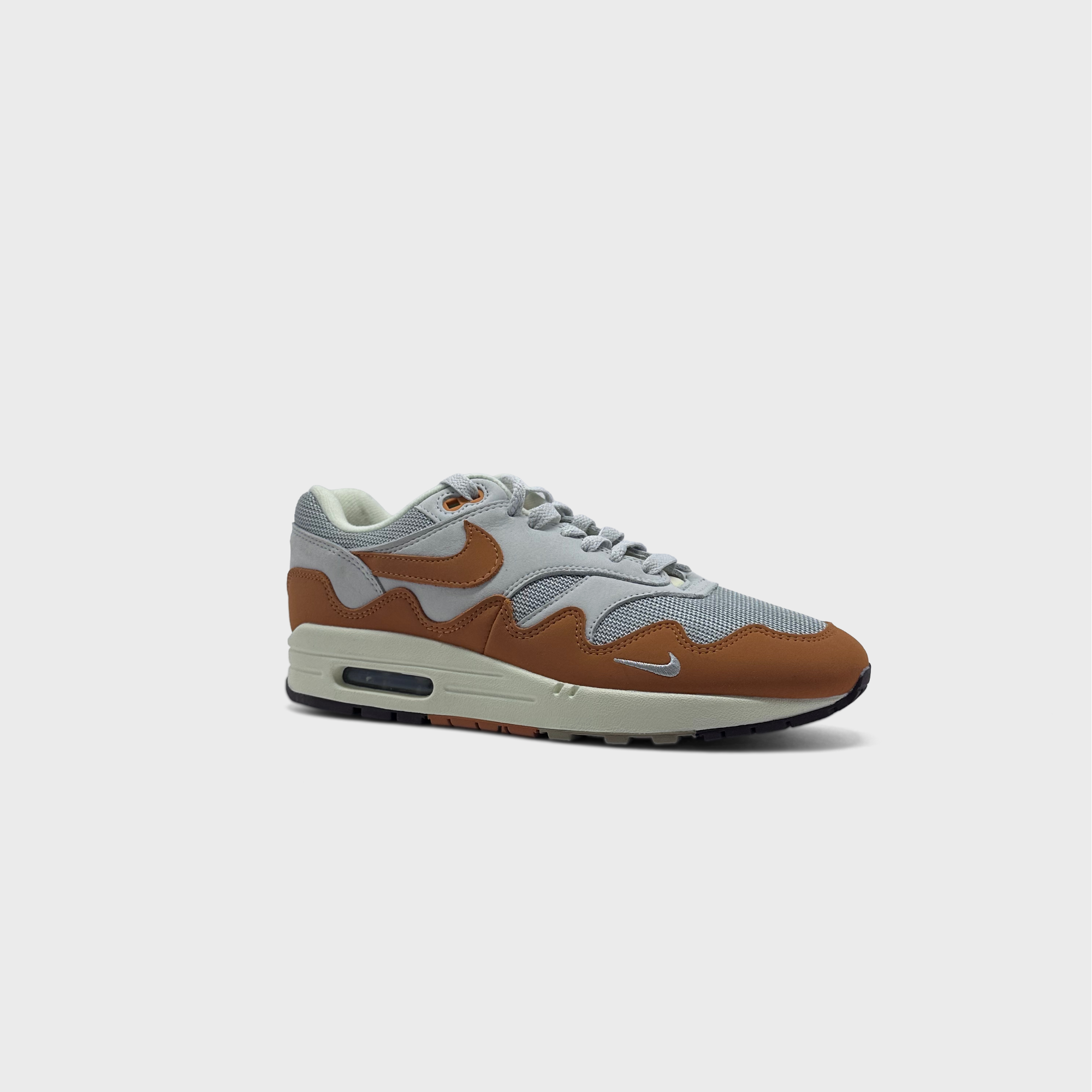 Nike Air Max 1 Monarch Sneaker orange weiß schräg von vorne
