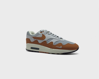 Nike Air Max 1 Monarch Sneaker orange weiß schräg von vorne
