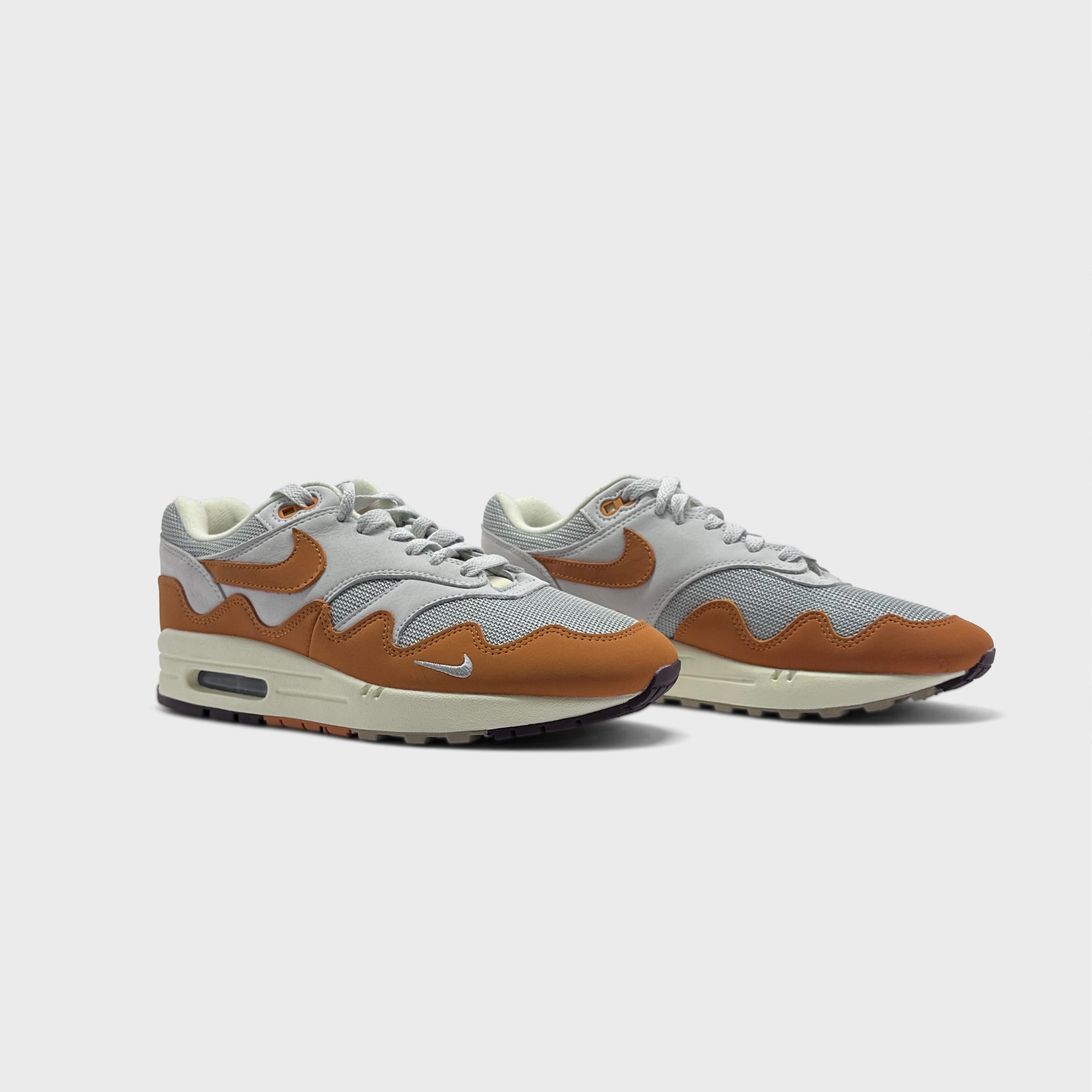 Nike Air Max 1 Monarch Sneaker orange weiß Paar schräg von vorne
