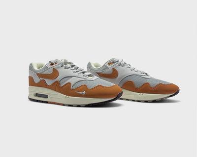 Nike Air Max 1 Monarch Sneaker orange weiß Paar schräg von vorne

