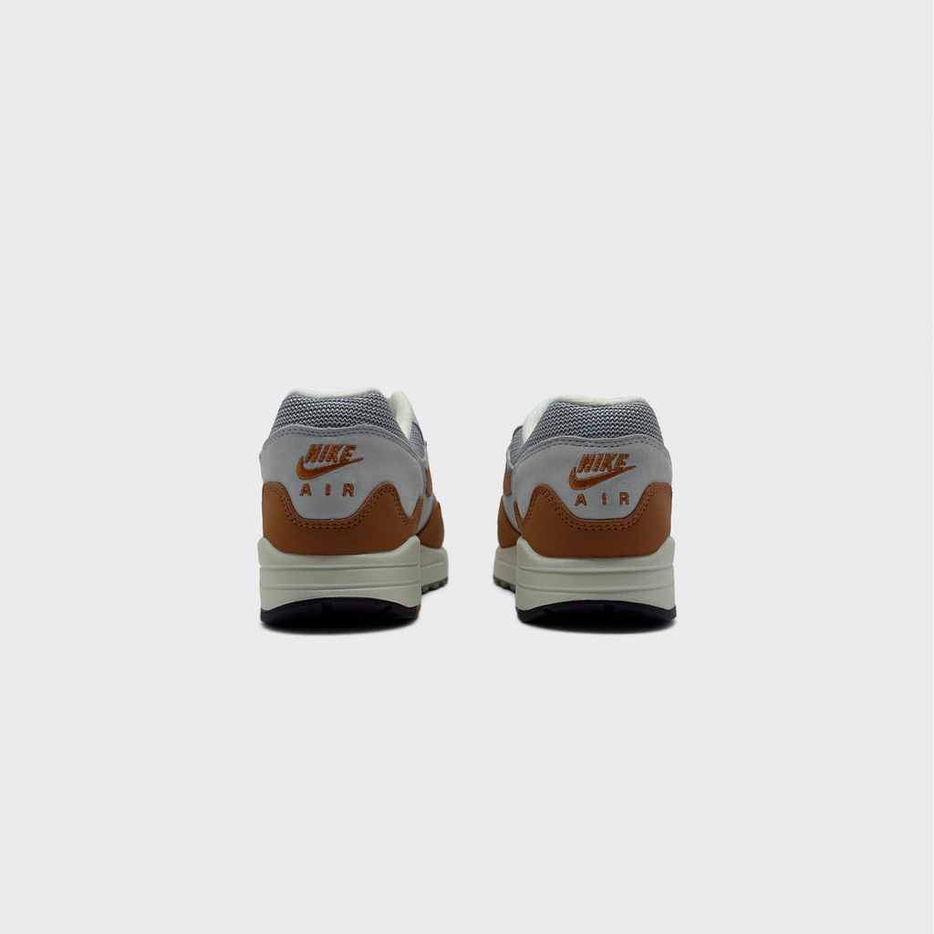 Nike Air Max 1 Monarch Sneaker orange weiß Sneaker Paar Rückansicht
