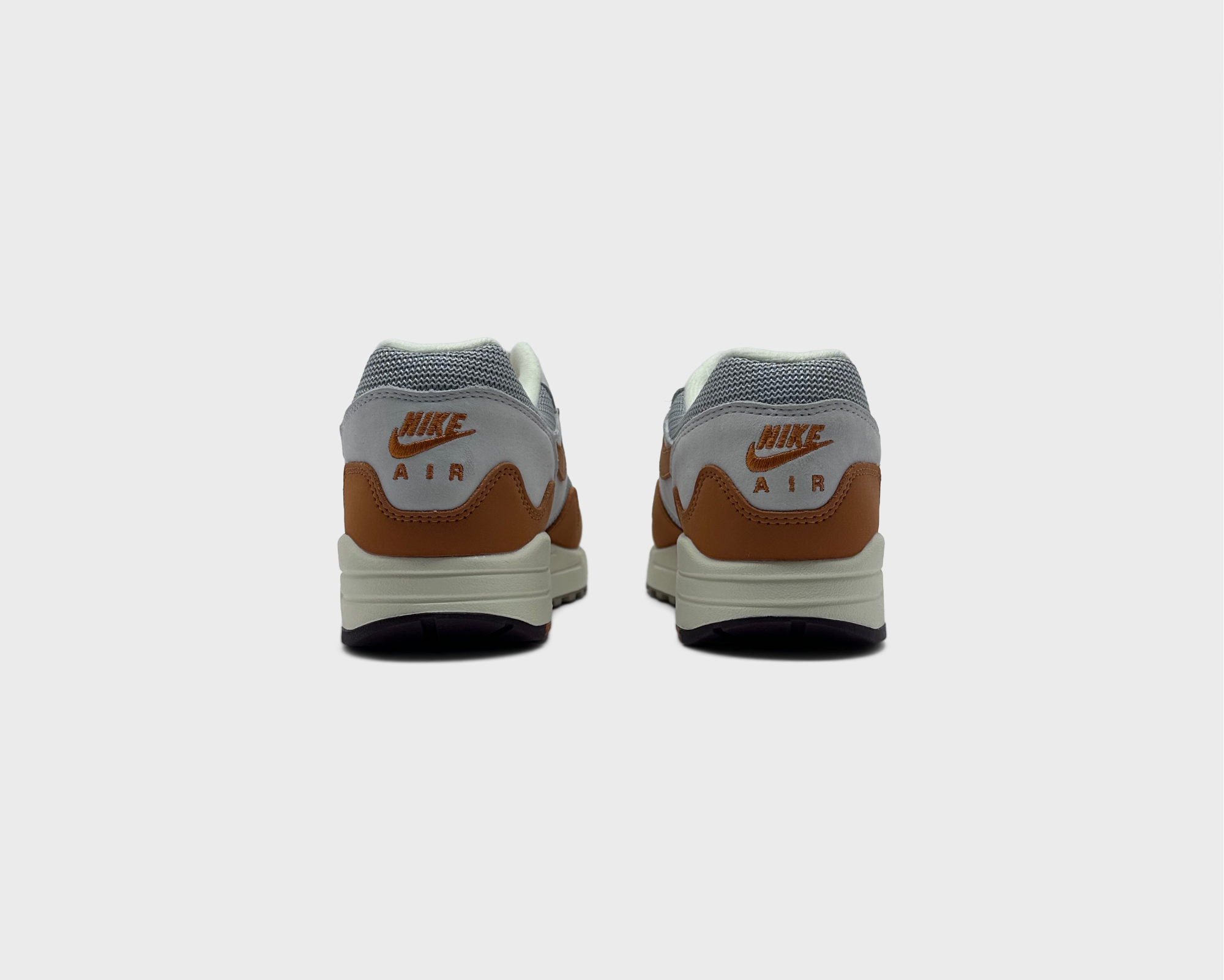 Nike Air Max 1 Monarch Sneaker orange weiß Sneaker Paar Rückansicht
