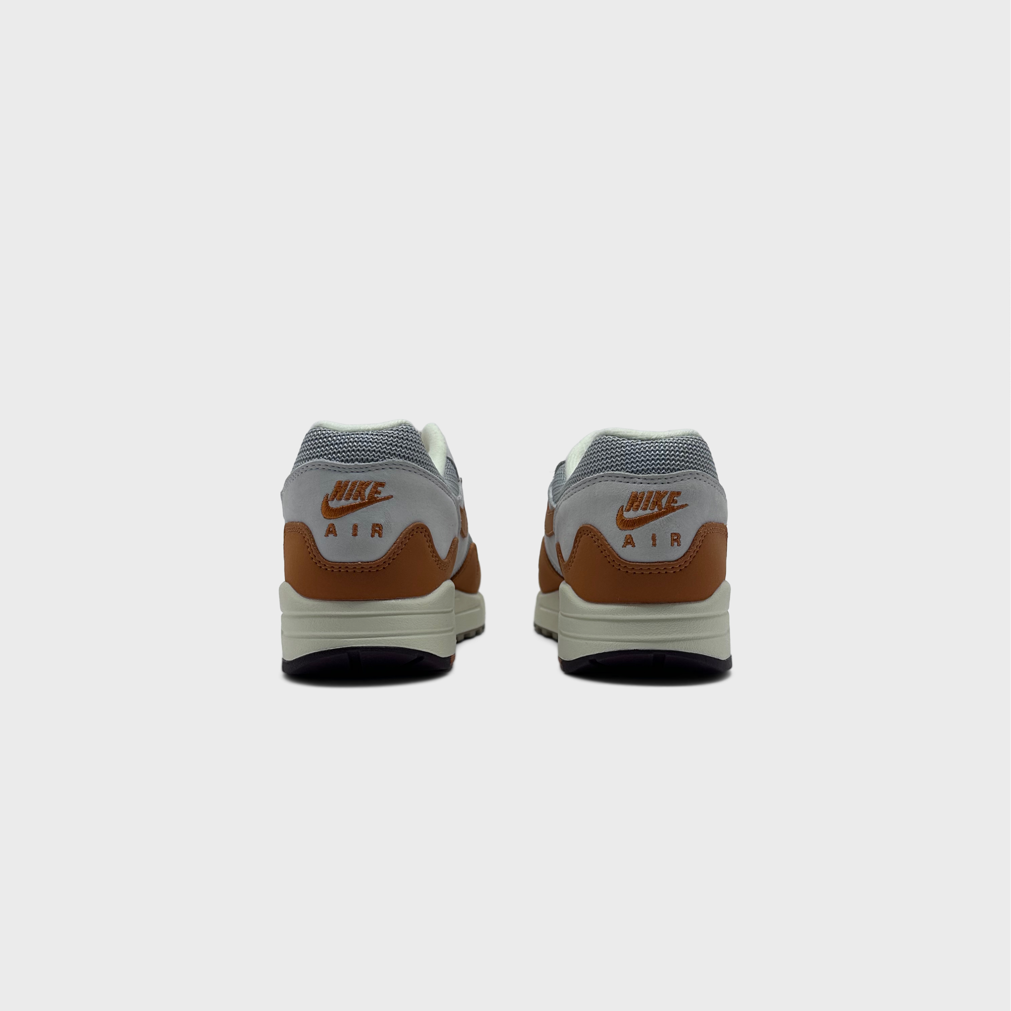 Nike Air Max 1 Monarch Sneaker orange weiß Sneaker Paar Rückansicht
