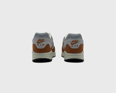 Nike Air Max 1 Monarch Sneaker orange weiß Sneaker Paar Rückansicht

