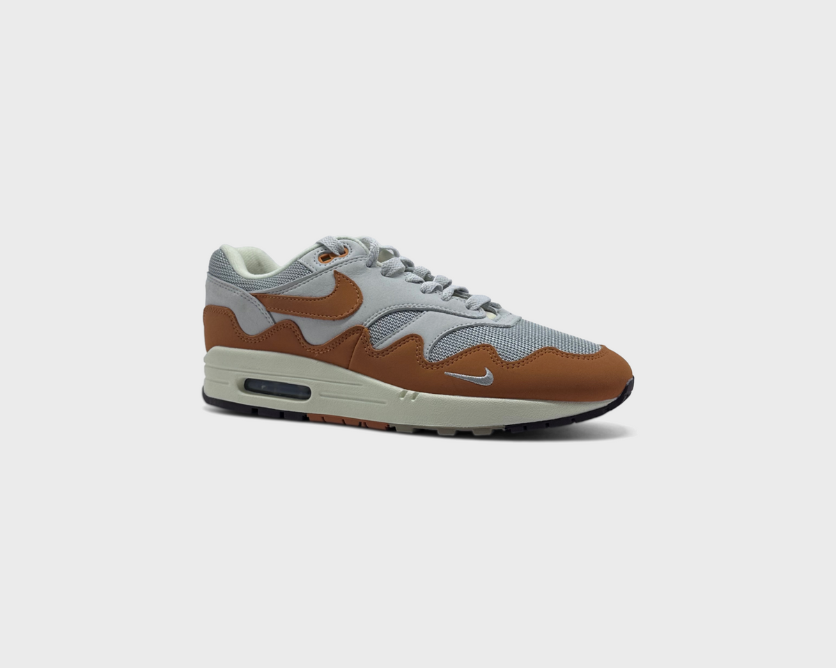 Nike Air Max 1 Patta Waves Monarch Sneaker silber orange schräg von vorne