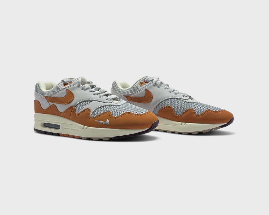 Nike Air Max 1 Patta Waves Monarch Sneaker silber orange Paar schräg von vorne