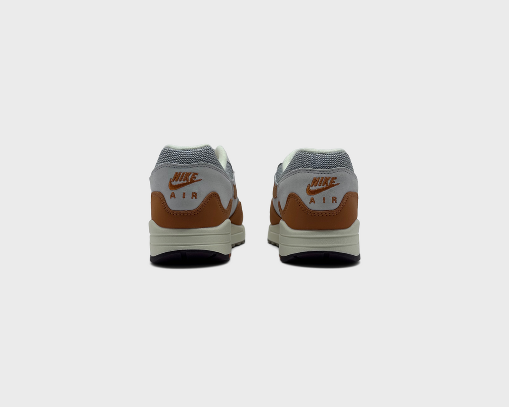 Nike Air Max 1 Patta Waves Monarch Sneaker silber orange Paar Rückansicht