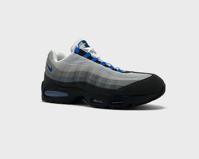 Nike Air Max 95 Blue Spark Sneaker schwarz grau blau schräg von vorne
