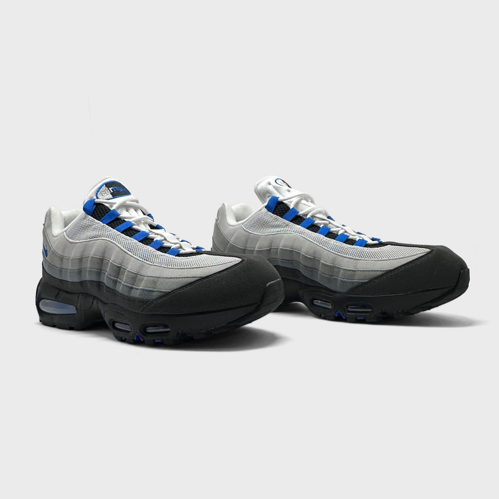 Nike Air Max 95 Blue Spark Sneaker schwarz grau blau Paar schräg von vorne
