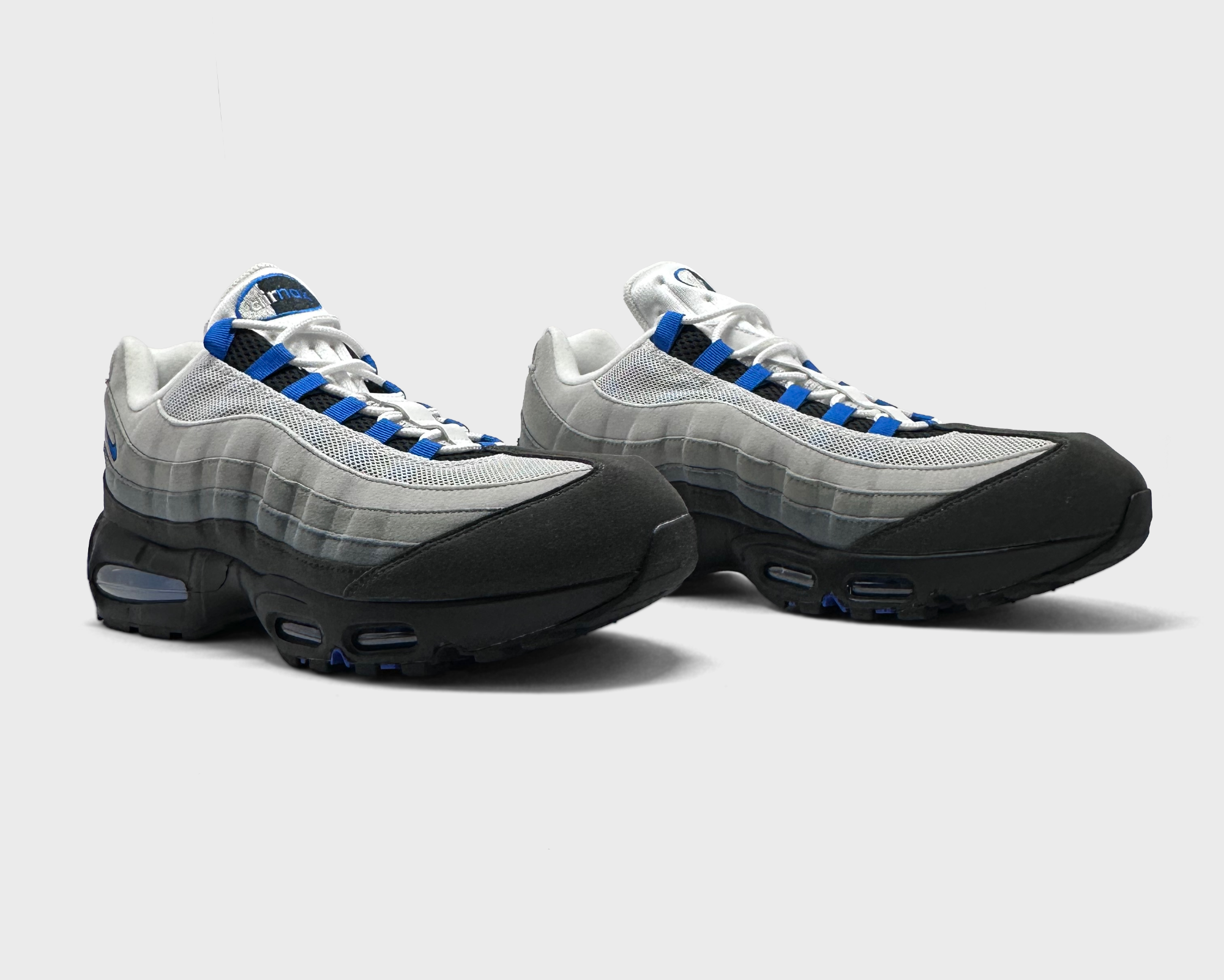 Nike Air Max 95 Blue Spark Sneaker schwarz grau blau Paar schräg von vorne
