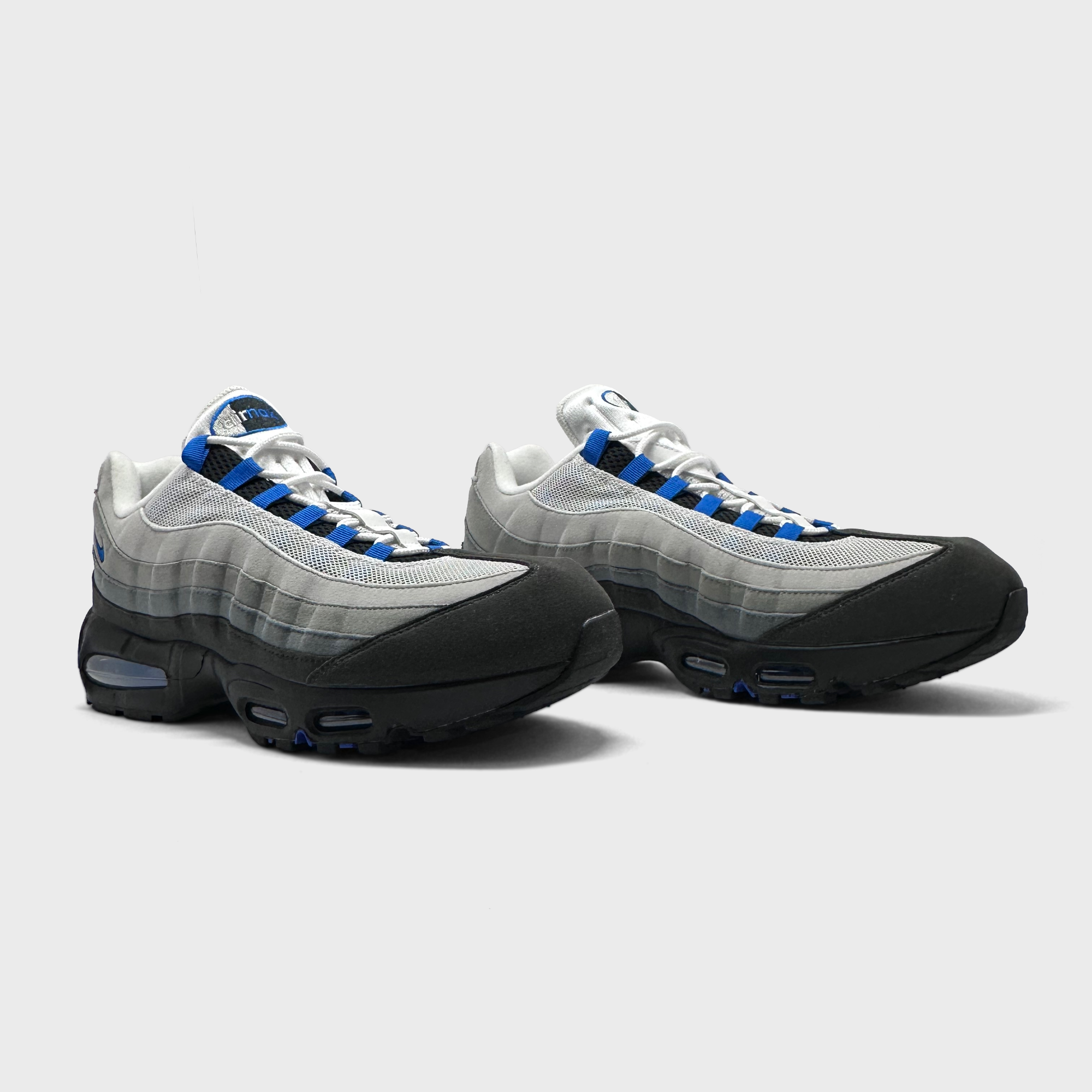 Nike Air Max 95 Blue Spark Sneaker schwarz grau blau Paar schräg von vorne
