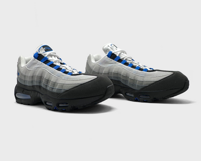 Nike Air Max 95 Blue Spark Sneaker schwarz grau blau Paar schräg von vorne
