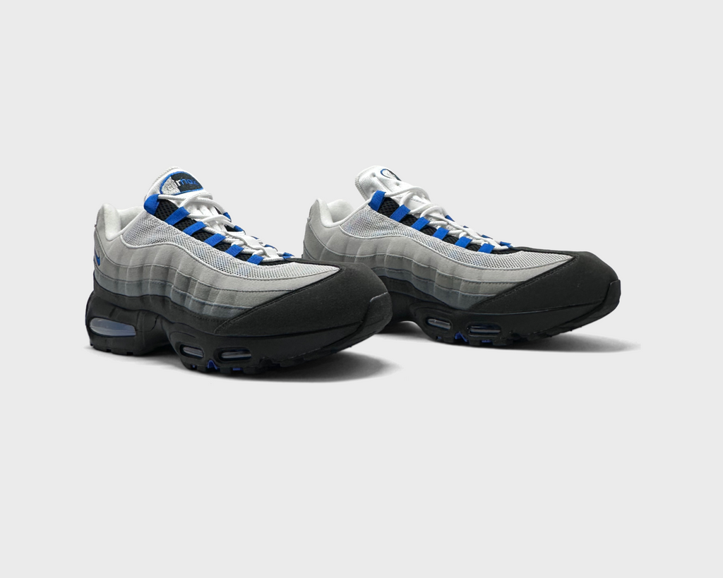Nike Air Max 95 Blue Spark Sneaker schwarz grau blau Paar schräg von vorne