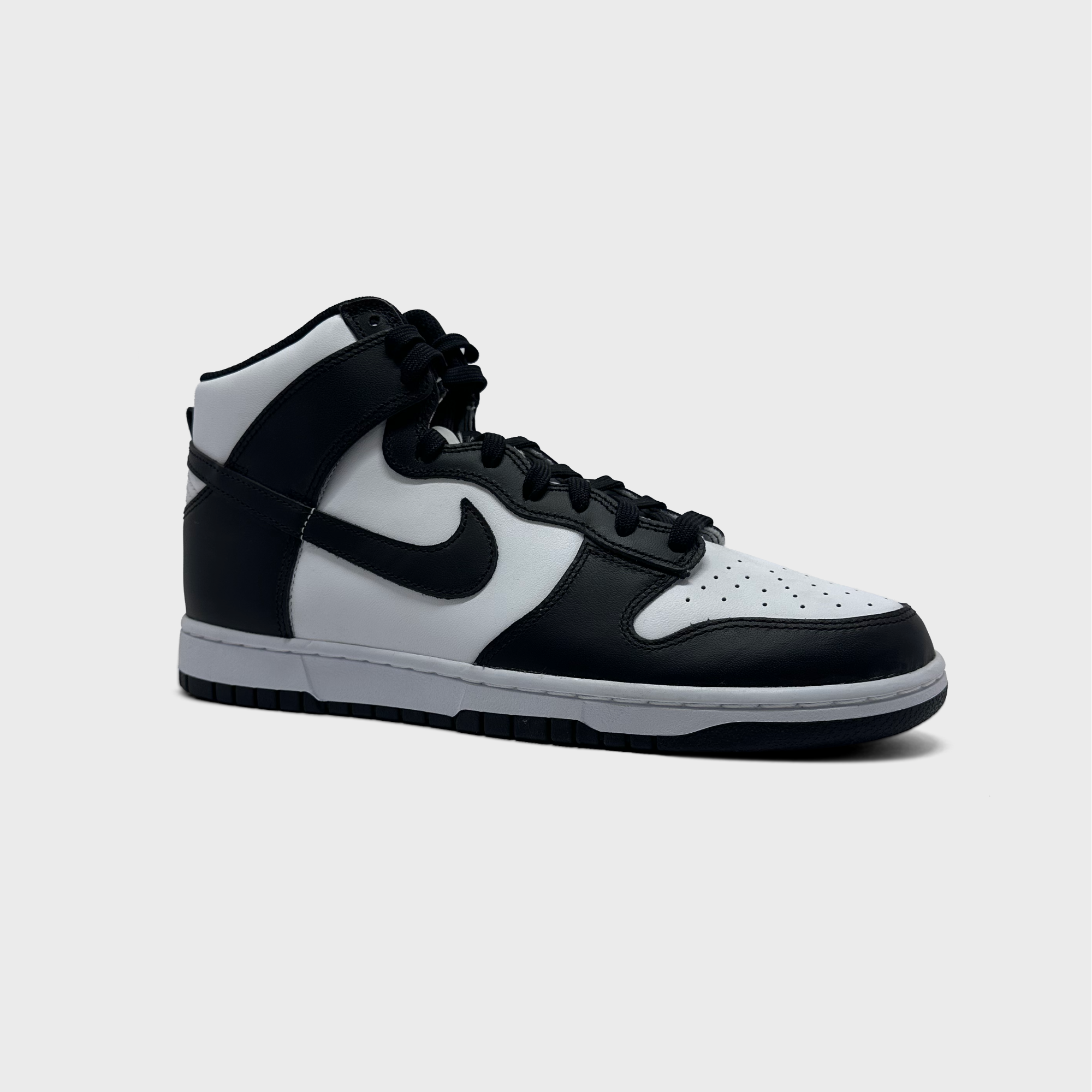 Nike Dunk High Black White Sneaker schwarz weiß schräg von vorne
