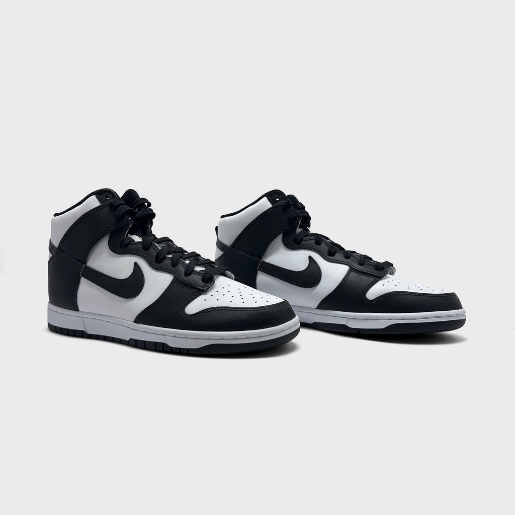 Nike Dunk High Black White Sneaker schwarz weiß Paar schräg von vorne
