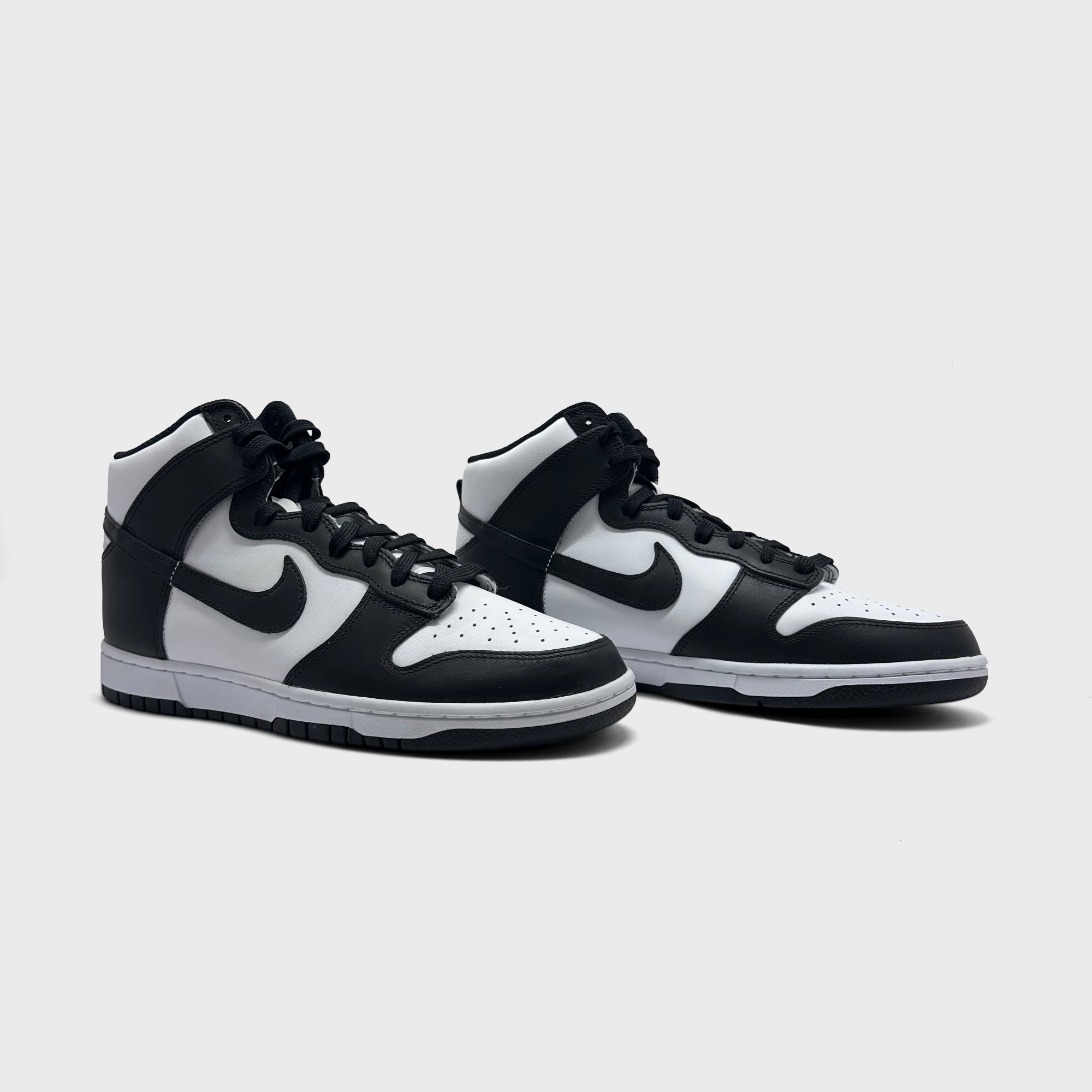 Nike Dunk High Black White Sneaker schwarz weiß Paar schräg von vorne

