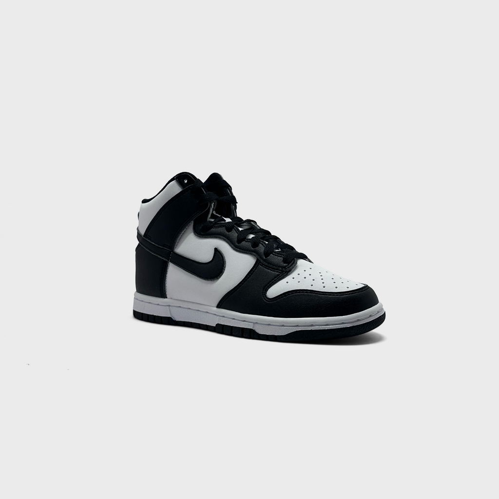 Nike Dunk High Next Nature Panda Sneaker schwarz weiß schräg von vorne
