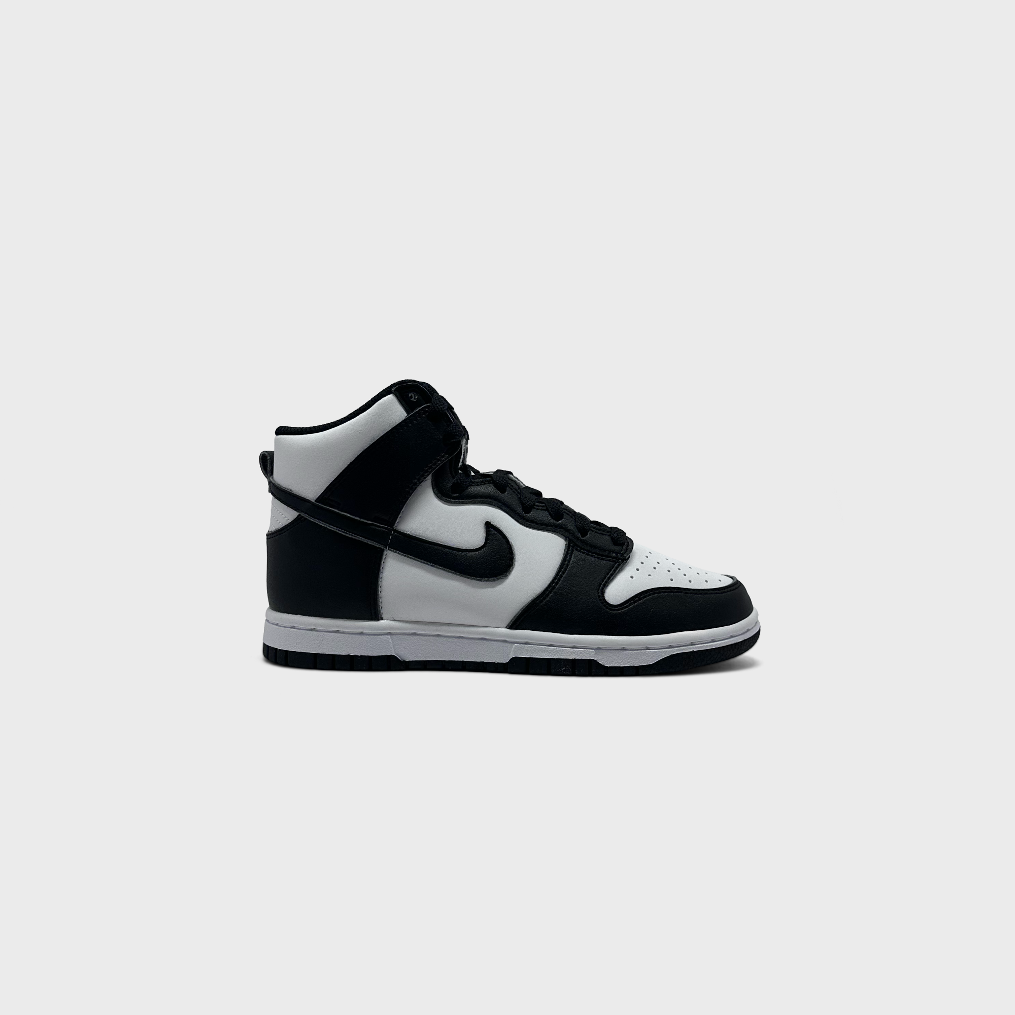 Nike Dunk High Next Nature Panda Sneaker schwarz weiß Außenseite Seitenansicht
