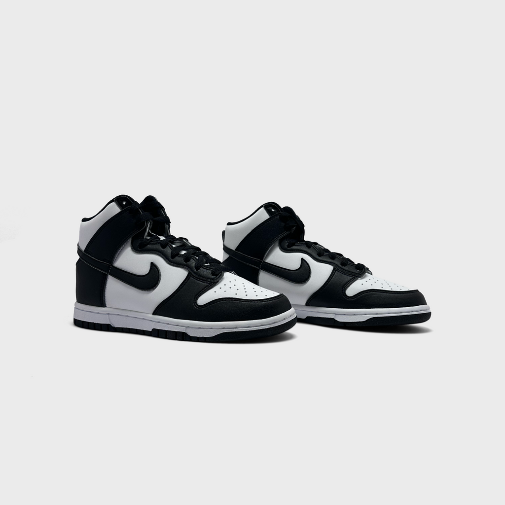 Nike Dunk High Next Nature Panda Sneaker schwarz weiß Paar schräg von vorne
