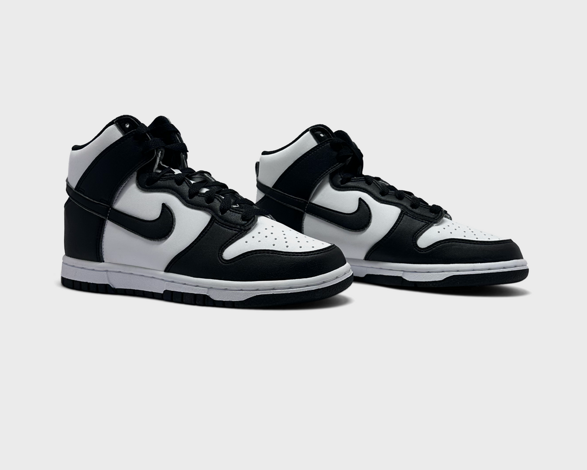 Nike Dunk High Next Nature Panda Sneaker schwarz weiß Paar schräg von vorne