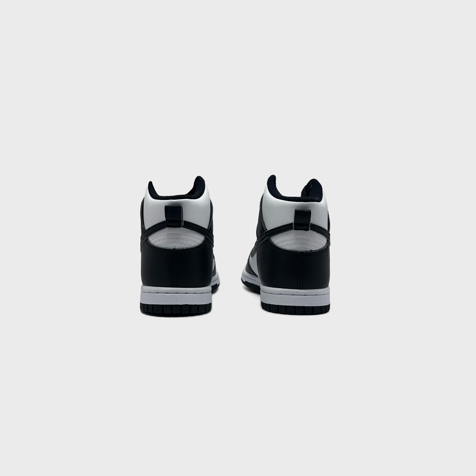 Nike Dunk High Next Nature Panda Sneaker schwarz weiß Sneaker Paar Rückansicht
