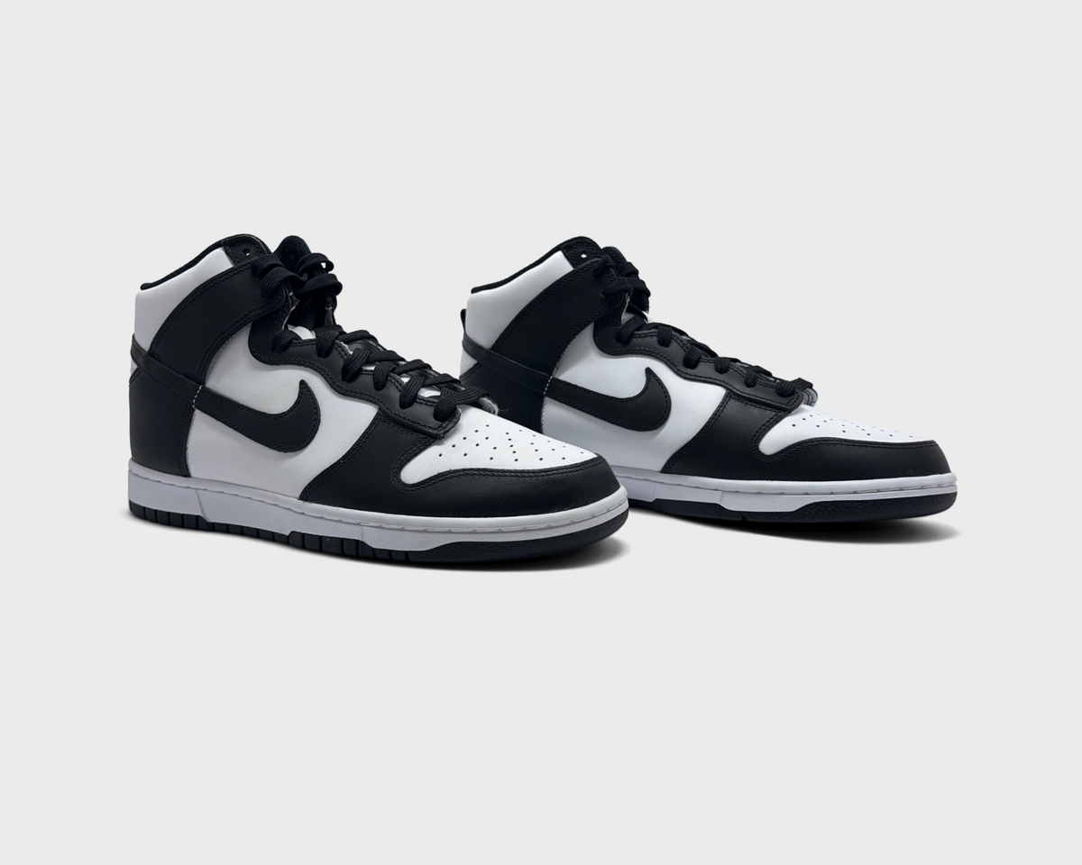 Nike Dunk High Panda Sneaker schwarz weiß Paar schräg von vorne