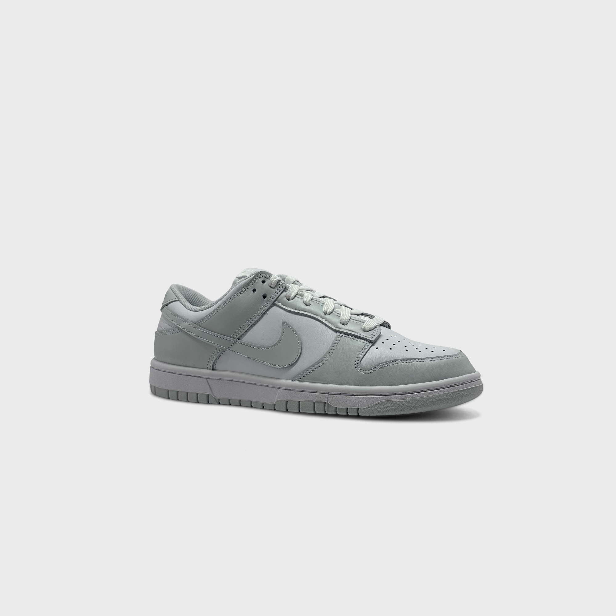Nike Dunk Low Grey White Sneaker grau weiß schräg von vorne
