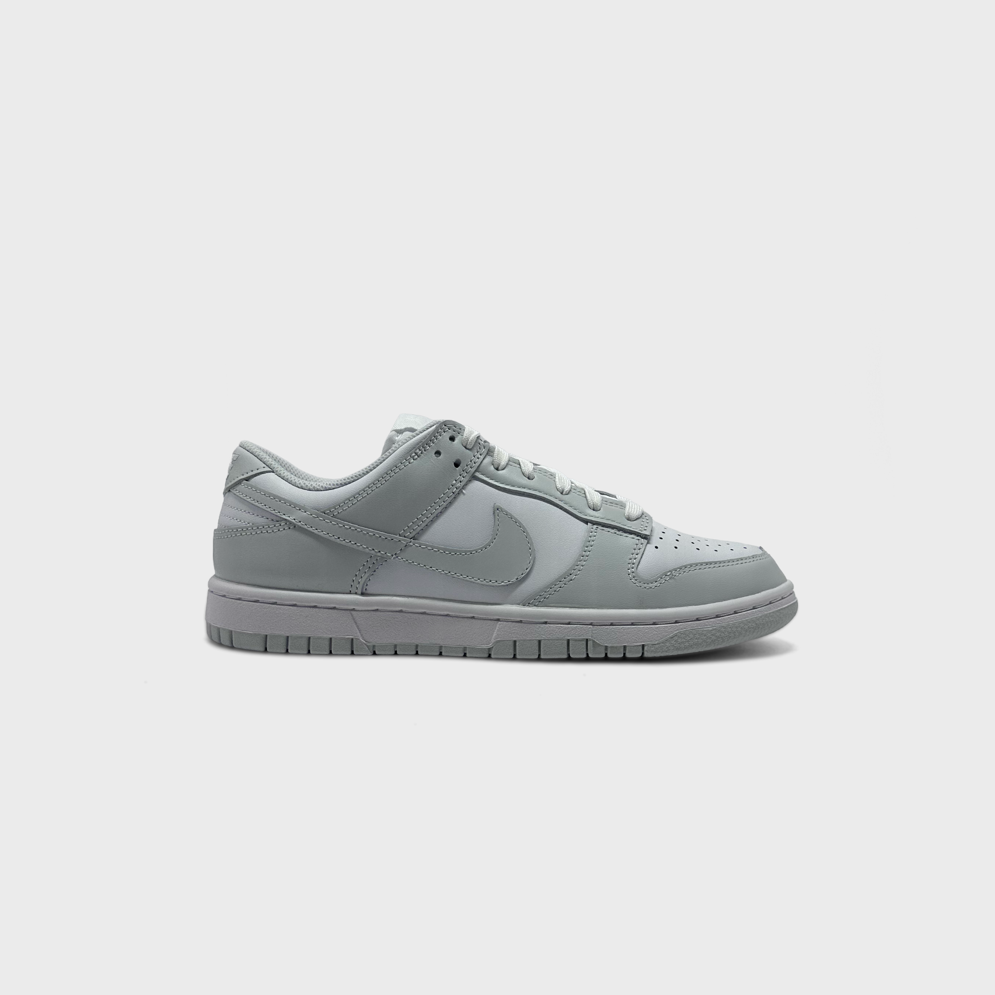 Nike Dunk Low Grey White Sneaker grau weiß Außenseite Seitenansicht
