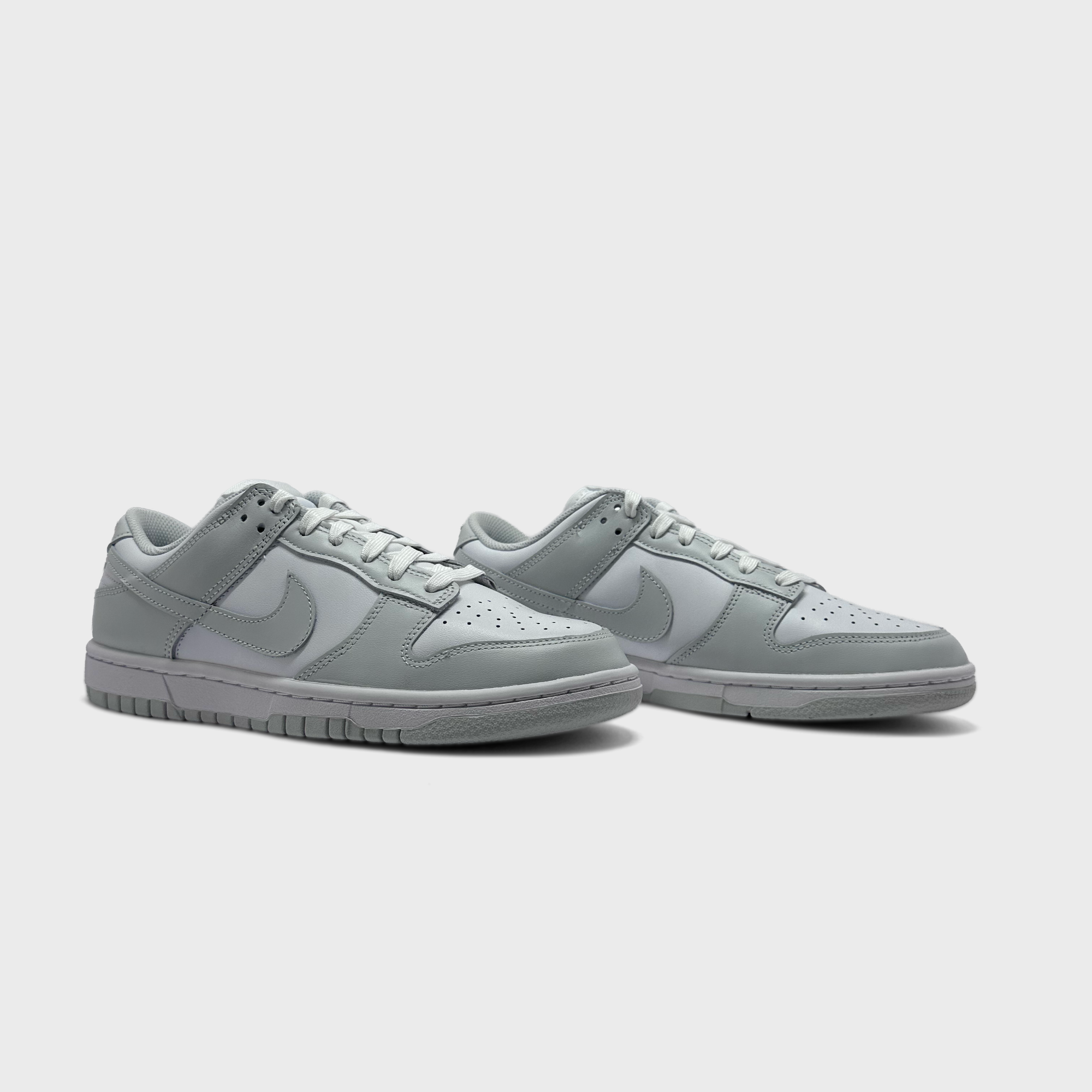 Nike Dunk Low Grey White Sneaker grau weiß Paar schräg von vorne
