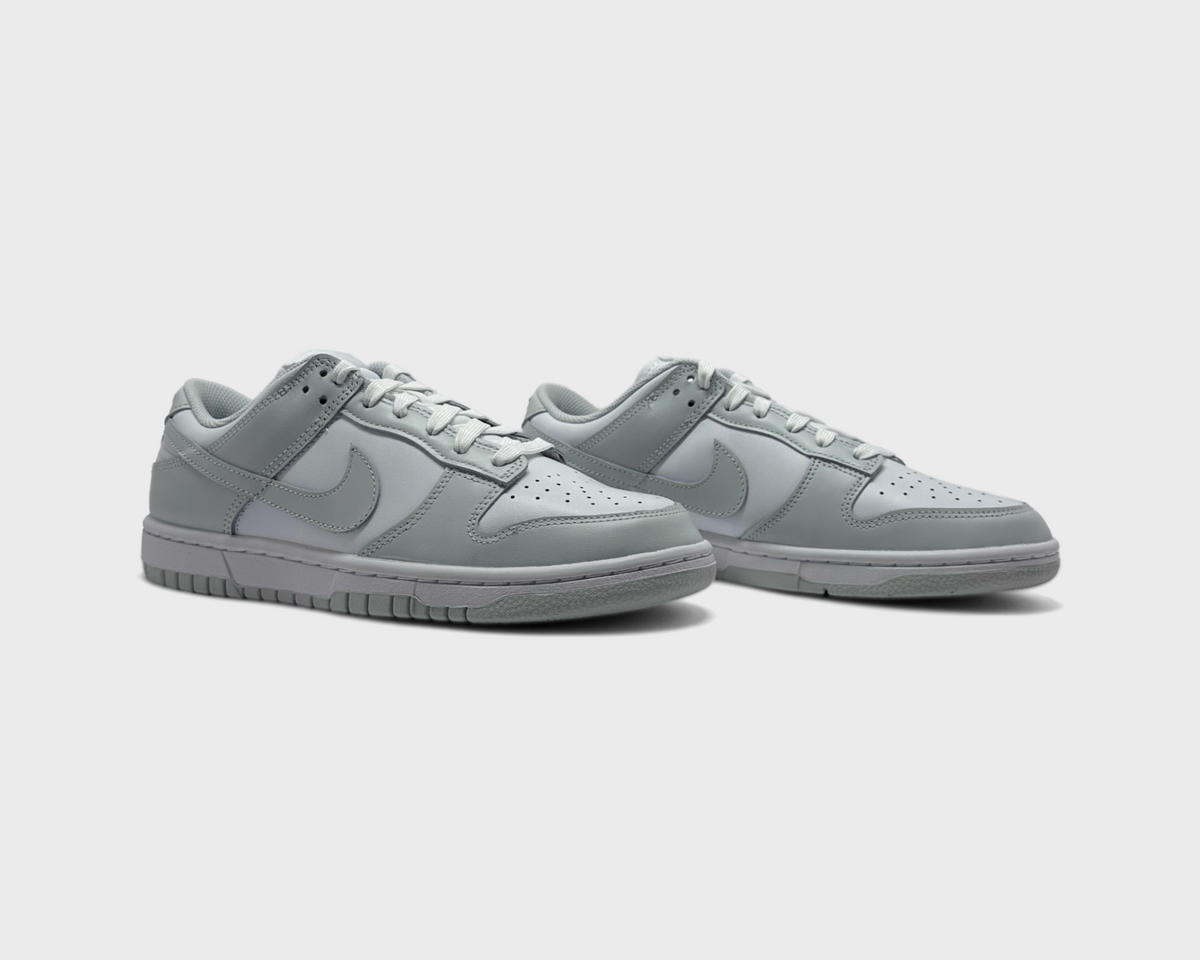 Nike Dunk Low Grey White Sneaker grau weiß Paar schräg von vorne