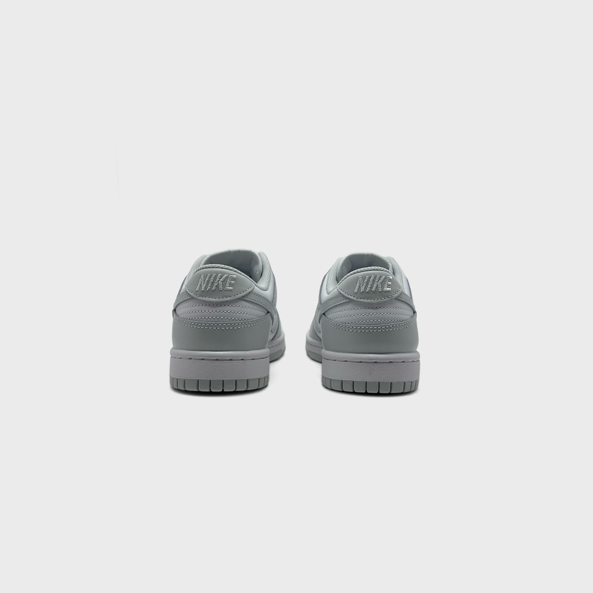Nike Dunk Low Grey White Sneaker grau weiß Sneaker Paar Rückansicht

