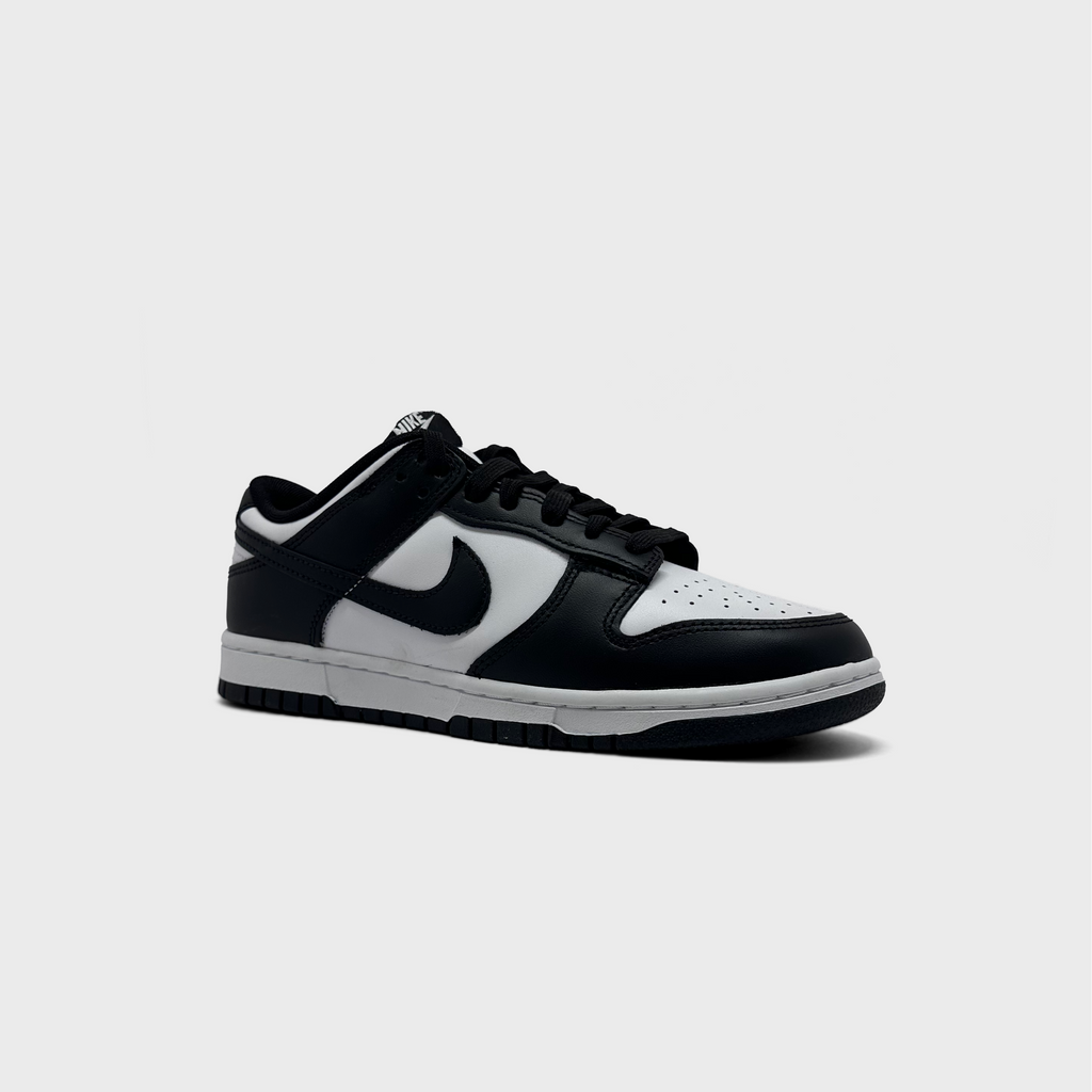 Nike Dunk Low Panda Sneaker schwarz weiß schräg von vorne
