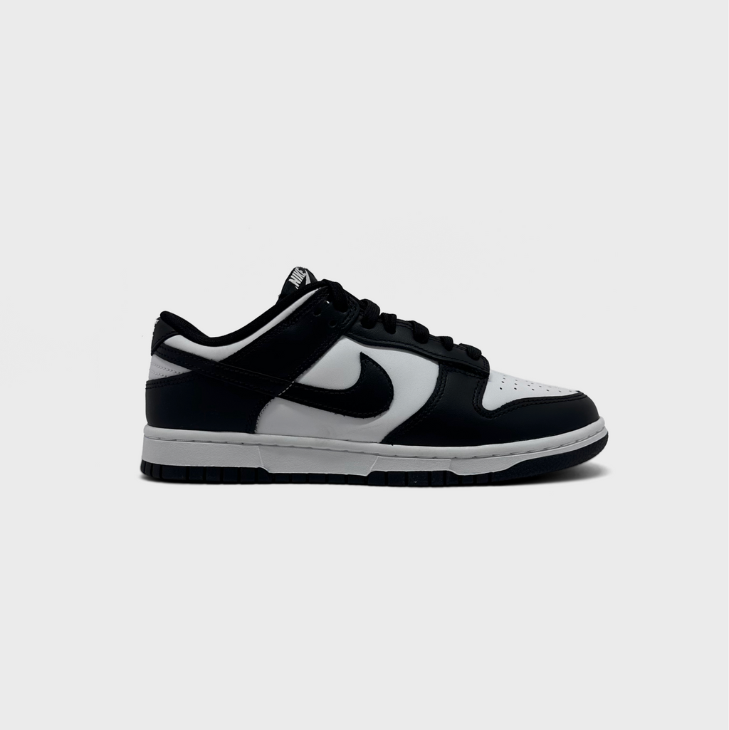 Nike Dunk Low Panda Sneaker schwarz weiß Paar schräg von vorne
