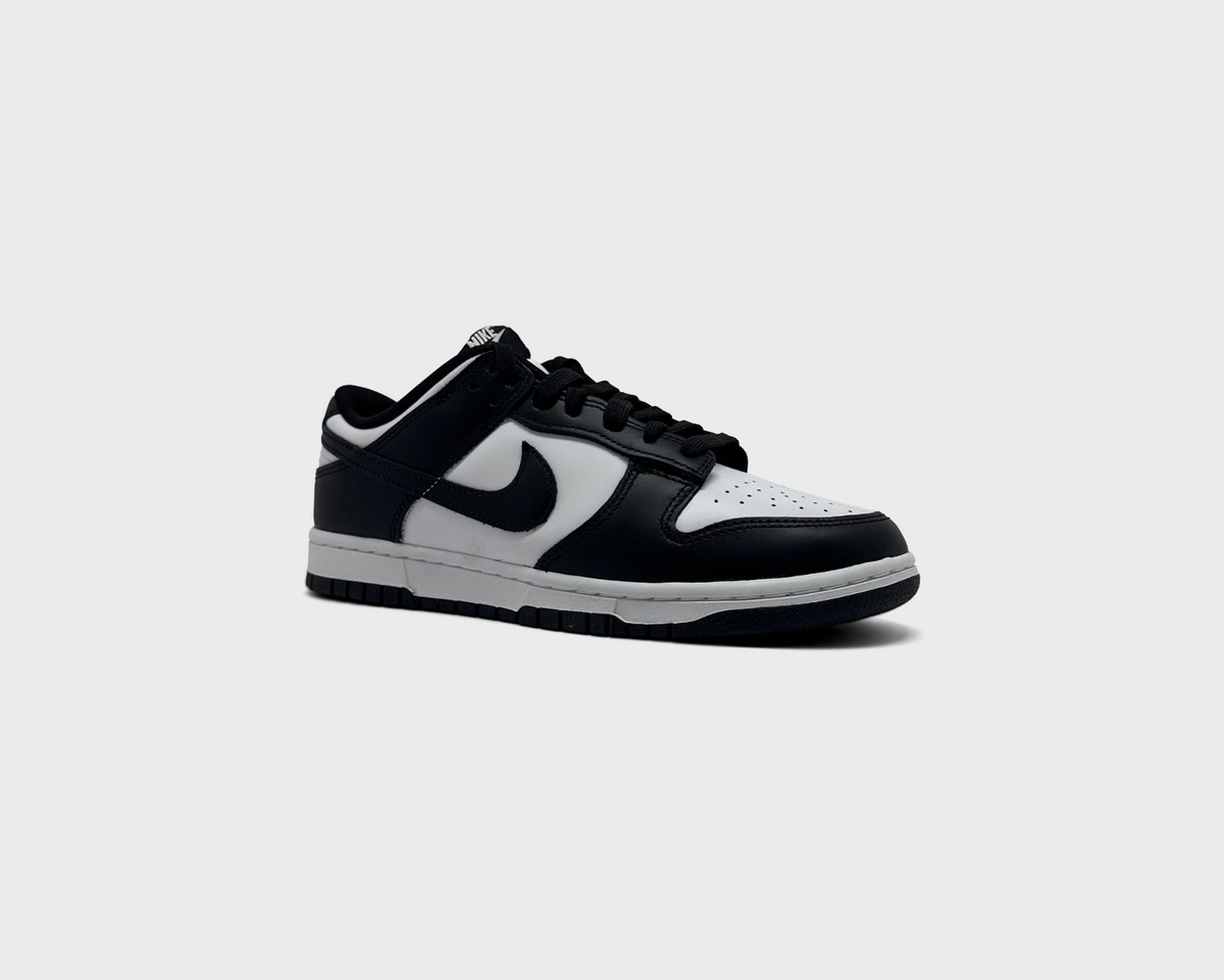 Nike Dunk Low Panda Sneaker schwarz weiß schräg von vorne