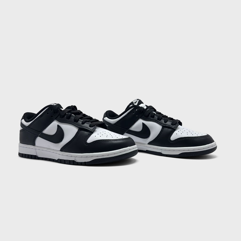 Nike Dunk Low Panda Sneaker schwarz weiß Paar schräg von vorne
